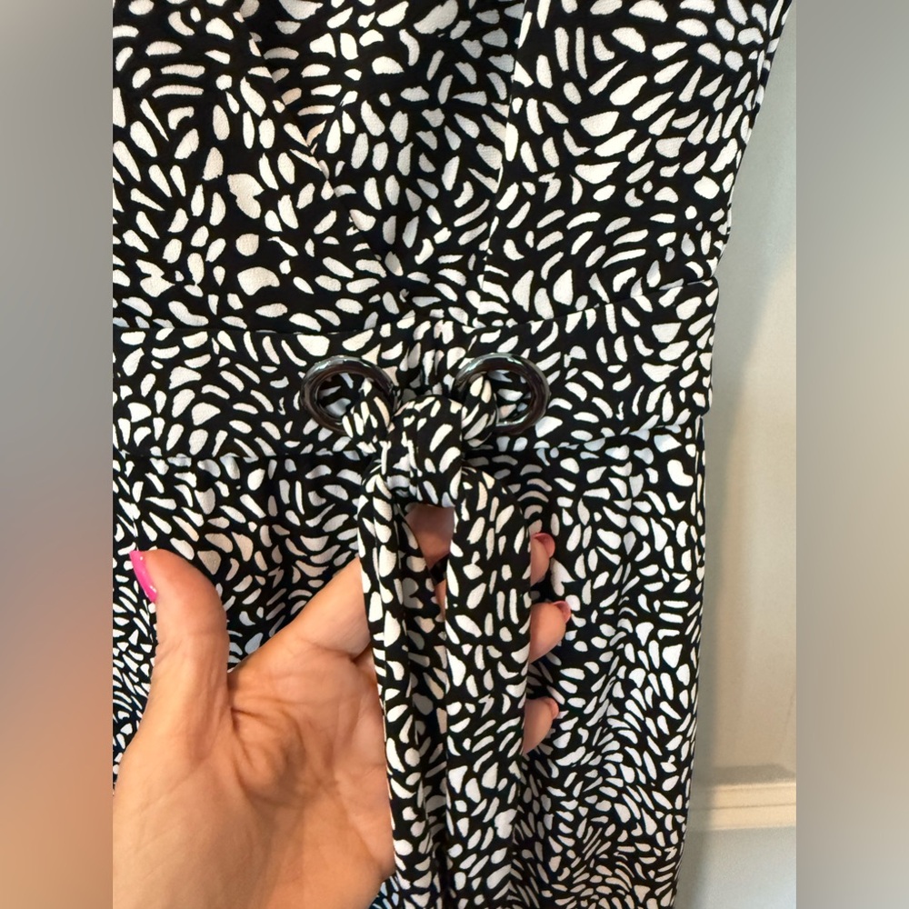 Super popular jumpsuit. Feminine features. Size 10/12 M - Picture 8 of 12
